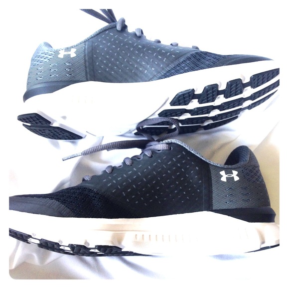 Brand new Woman's Under Armour shoes - Picture 4 of 6